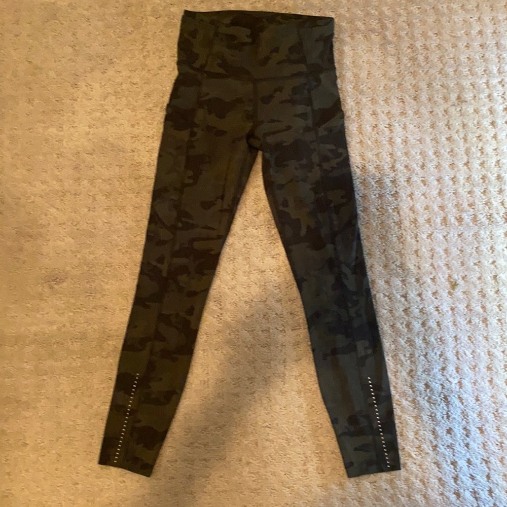 Fast and Free High-Rise Crop 23", never worn, new condition